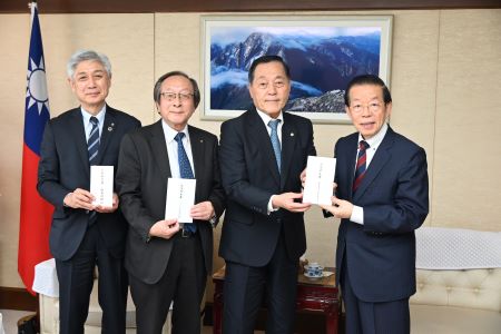渡邊博美・福島県商工会議所連合会会長/ふくしま台湾友好協会会長（右２）、畠隆章・ふくしま台湾友好協会副会長/吉川屋会長（左２）、芳美弘一・ふくしま台湾友好協会副会長/福島民報社社長（左１）が「福島県商工会議所連合会」、「ふくしま台湾友好協会」、「福島民報社」からの台湾花蓮震災義援金目録を謝長廷・駐日代表（右１）に手交した。