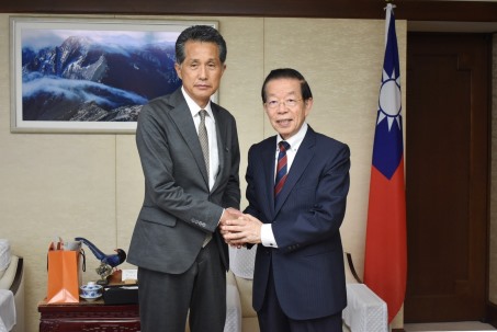 謝長廷・駐日代表（写真右）、山口伸樹・笠間市長（左）

