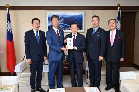 森正一・館山市長（左２）、太田浩・館山市議会議長（左１）、上條長永・館山市観光協会会長（右２）らより千葉県館山市、館山市議会、館山商工会議所、館山市観光協会、館山インバウンド協議会からの台湾花蓮震災義援金目録を謝長廷・駐日代表（中央）に手交した。同義援金は日本赤十字社を通して台湾赤十字社に届けられた。