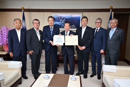 写真左より、中澤恒喜・群馬県東吾妻町長、吉田信解・埼玉県本庄市長、宮元陸・石川県加賀市長、謝長廷・駐日代表、小野克典・埼玉県桶川市長、小田川浩・茨城県つくばみらい市長、蔡明耀・駐日副代表。