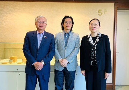 「国家科学及技術委員会」（国科会）の陳炳宇・政務副主任委員は6月11日、駐日代表処に蔡明耀・副代表を訪問した。蔡・副代表は国科会の高官が台日科学技術交流促進のため訪日したことを歓迎し、「台湾と日本は、科学研究および人材面で相互に補完できるところが多い」と述べると共に、国際情勢の変化や地政学および経済概況について意見交換した。蔡明耀・副代表はさらに、「現段階でも台日関係はますます密接になってきている。現在の台日間の科学研究協力の実績を活用することにより、双方の科学技術交流をより一層促進することができるであろう」と期待を寄せた。
写真左から蔡明耀・駐日副代表、「国家科学及技術委員会」の陳炳宇・政務副主任委員、鄒幼涵・駐日代表処顧問。
