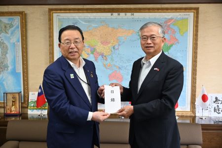 渥美巖・宮城県東松島市長（左）より東松島市からの台湾花蓮震災義援金目録を蔡明耀・駐日副代表（右）に手交した。
