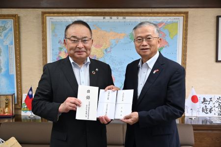 齋藤正美・宮城県石巻市長（左）より石巻市各界からの台湾花蓮震災義援金目録を蔡明耀・駐日副代表（右）に手交した。