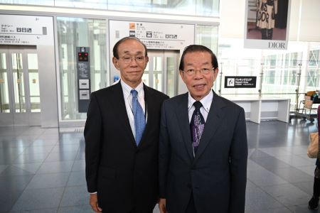 謝長廷・駐日代表（右）は8年余りの任期を終え、東京羽田空港より台湾に帰国した。空港には谷崎泰明・日本交流協会理事長（左）が見送りに駆けつけた。