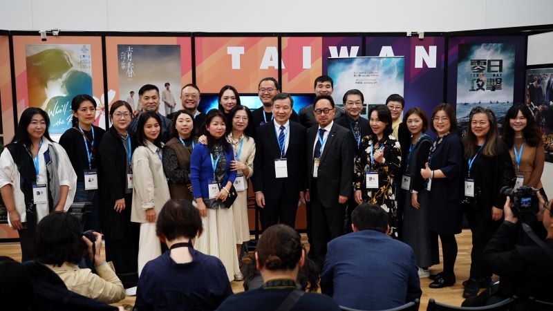 李逸洋・駐日代表（前列左８）、曽鈐龍・駐日代表処台湾文化センター長（前列左９）、林錫輝・台湾ドラマ制作産業聯合総会会長（右７）