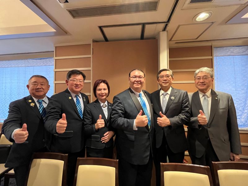 写真左より、国際同済会台湾総会（キワニス台湾）の趙駿・財務長、楊裕進・秘書長、劉春快・46期総会長、甄啓剛・総会長、周学佑・駐日副代表、名越隆雄・国際キワニス日本地区ガバナー。