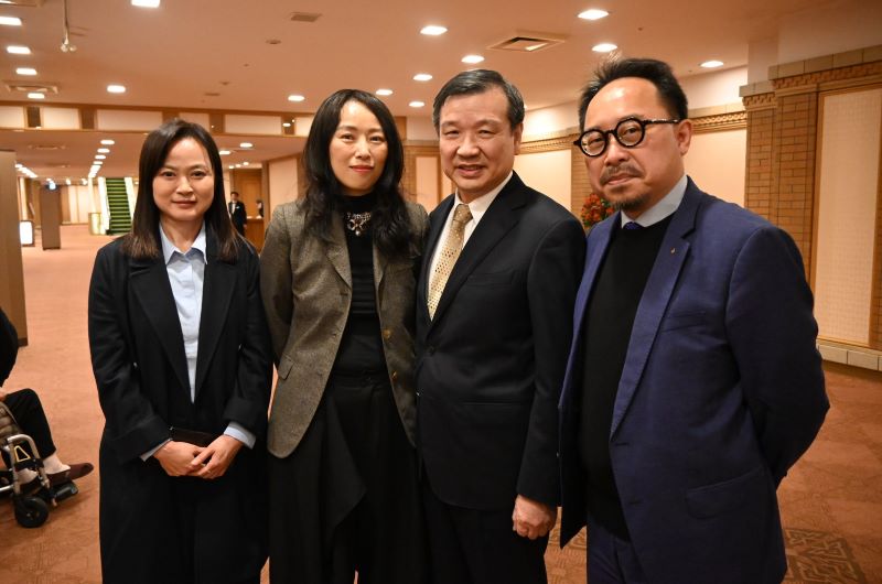 李逸洋・駐日代表（右２）、傅天余（フー・ティエンユー）監督（左２）、曽鈐龍・駐日代表処台湾文化センター長（右１）、黄慧娟・同センター副センター長（左１）