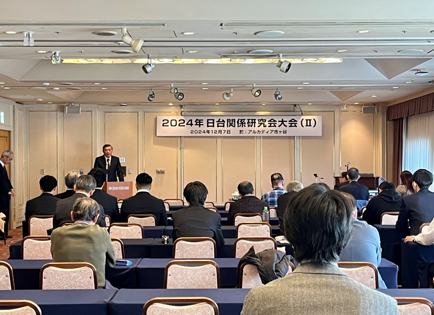 挨拶する周学佑・駐日副代表
