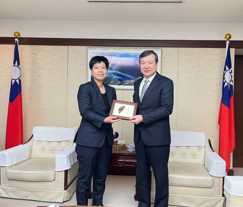 李逸洋．駐日代表（写真右）、劉柏君・無任所大使（左）