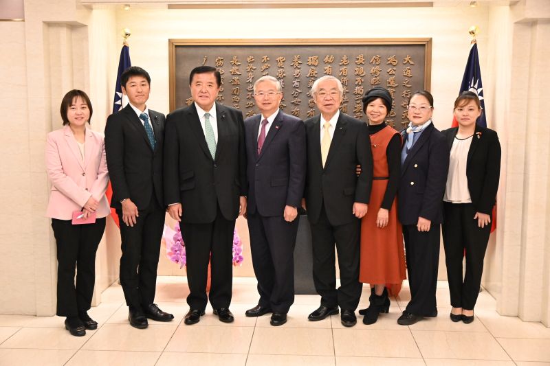 蔡明耀・駐日副代表（左４）、「山梨県日台国際交流促進議員懇話会」の白壁賢一・会長/山梨県議会議員（左３）、土橋亨・副会長/山梨県議会議員（右４）、中村正仁・事務局長/山梨県議会議員（左２）、「山梨台湾総会」の林美郷会長（右３）、陳秀錦・名誉会長（右２）、廖郁雯・副会長（右１）