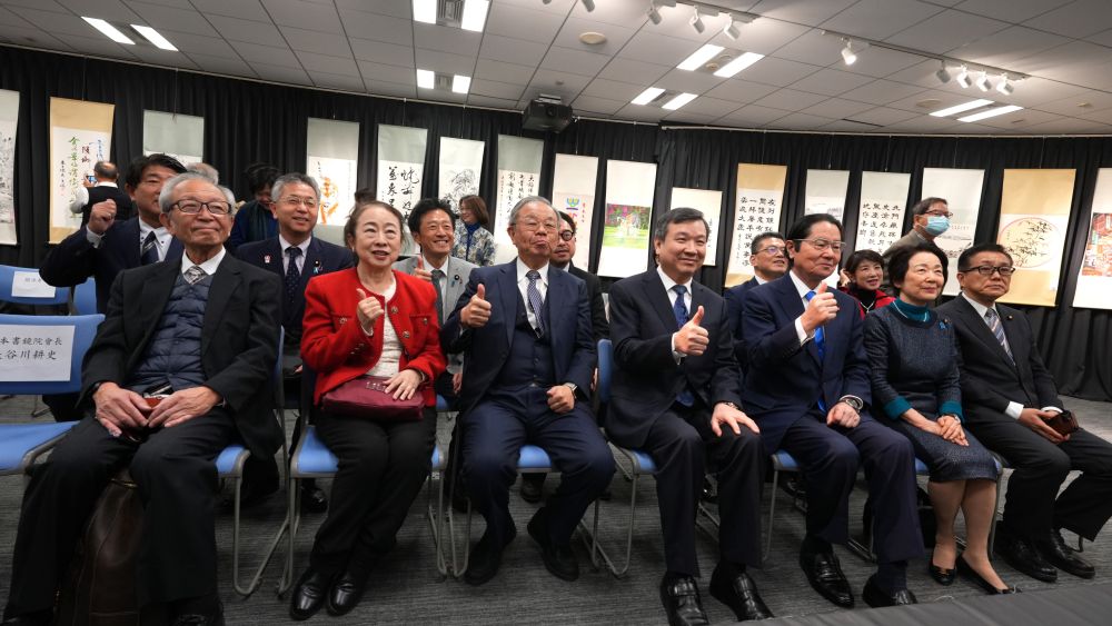 李逸洋・駐日代表（前列右４）、書道家の張炳煌氏（前列左３）と出席した来賓ら