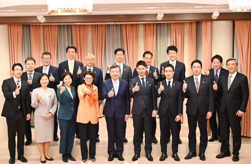 李逸洋・駐日代表は3月5日、駐日代表処を訪れた自民党青年局の中曽根康隆・局長/衆議院議員ら一行と台湾海峡の平和と安定、台日間の経済・貿易に関する協力、青年交流などについて意見交換を行った。

李逸洋・駐日代表（写真前列中央）、自民党青年局の中曽根康隆・局長/衆議院議員（前列右4）、平沼正二郎・局長代理[国際部長]/衆議院議員（前列右3)、神谷政幸・局長代理/参議院議員（写真後列中央・李駐日代表後方）。
