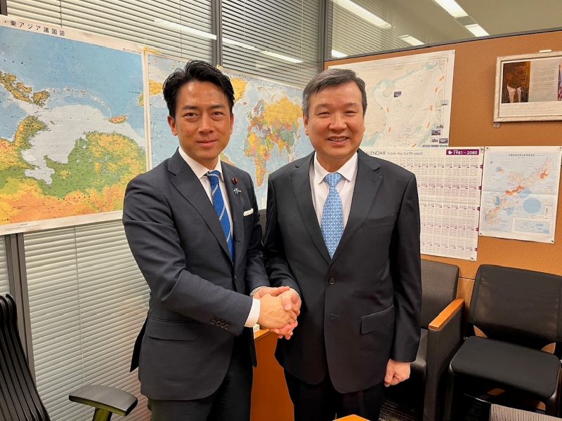 李逸洋・駐日代表（右）、小泉進次郎・衆議院議員(左)