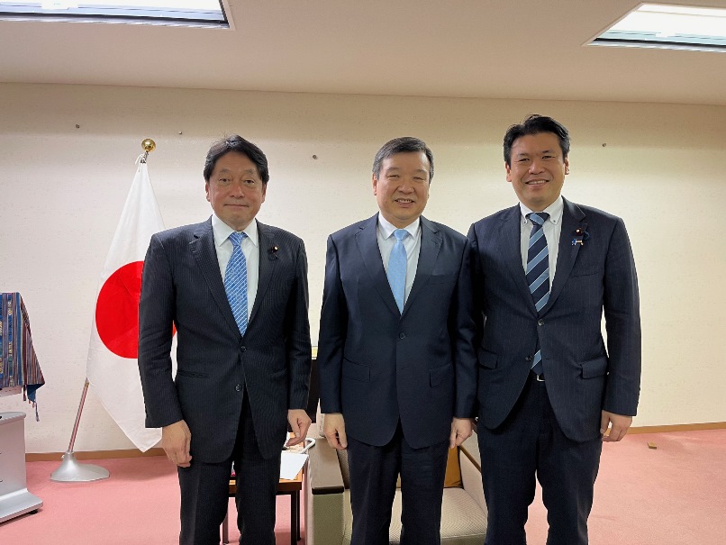 李逸洋・駐日代表が3月6日小野寺五典・衆議院議員を訪問し、台湾と日本の情勢、経済貿易及び科学技術などの分野での協力について意見交換した。
李逸洋・駐日代表（写真中）、小野寺五典・衆議院議員(写真左)、眾議員松本洋平(写真右)
