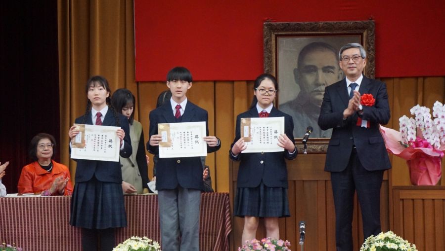 周学佑・駐日副代表（右１）が成績優秀賞を授与