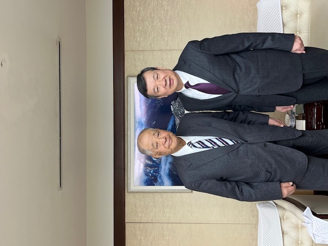 李逸洋・駐日代表（写真右）、玉澤徳一郎・元防衛庁長官(左)