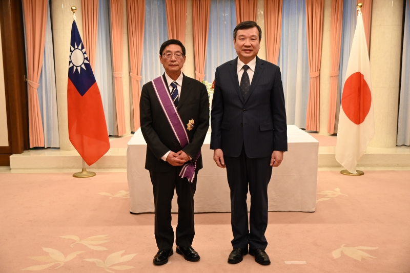 李逸洋・駐日代表（右）、前駐南アフリカ日本大使の牛尾滋氏（左）