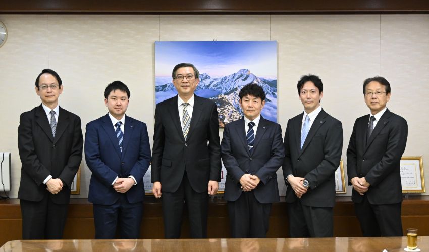 周学佑・駐日副代表（左３）、渡辺陽平・全日本教職員連盟委員長（右３）