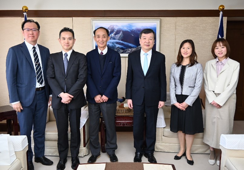 東京中華学校の張建民・理事長、呉育珊・校長らは4月15日、李逸洋・駐日代表を訪問した。
李・駐日代表は、東京中華学校の歴史は長く、これまで各界に数多くの優れた人材を輩出し、文化と言語を継承してきたと述べると共に、同校の僑胞界への支持と貢献に感謝の意を示した。
新任となった呉育珊・校長は、東京中華学校について創設から現在までの歴史、教育理念、児童・生徒数、教育目標、学校の特色などを紹介し、今後も積極的に日本の学校と台日文化交流を推進していきたいとの考えを示した。
李逸洋・駐日代表（写真右3）、東京中華学校の張建民・理事長（左3）、呉育珊・校長（右2）。