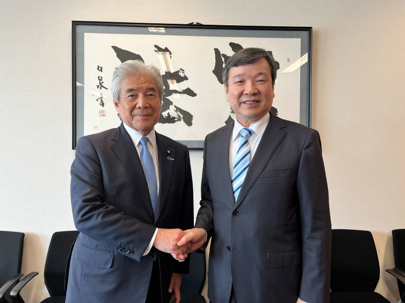 李逸洋・駐日代表が5月14日、中曾根弘文・参議院議員を訪問し、台日関係、経済産業、テクノロジー協力など、幅広いテーマについて意見交換した。
李逸洋・駐日代表（写真右）、中曾根弘文・参議院議員(左)

