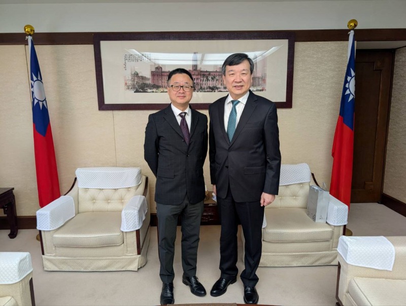 李逸洋・駐日代表は5月21日、海峡交流基金会の羅文嘉・副会長（副董事長）兼事務局長（秘書長）と面会した。李代表は羅副会長とは旧知の仲であり、国際政治経済情勢、台日経済、地域平和と安全保障など、幅広いテーマについて意見交換した。
李逸洋・駐日代表（写真右）、海峡交流基金会の羅文嘉・副会長兼事務局長(写真左)
