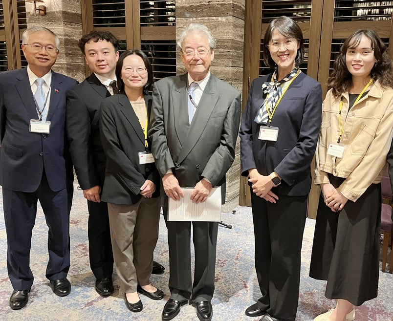 駐日代表処の蔡明耀・副代表は5月21日、日本の「公益財団法人アジア福祉教育財団」の招きを受け、「アジア社会福祉従事者歓迎会」に出席した。蔡・副代表は会場で、「青年百億海外夢実現基金計画」（台湾の若者の海外学習の機会を拡大するため、百億台湾ドルの基金によるプログラム）によって日本に研修に来た荘胡祖徳さんと張乃文さんにエールを送り、両研修生の願いが叶い、夢が実現するよう祈った。写真左から、蔡明耀・駐日副代表、荘胡祖徳さん、李育穎・衛生福利部組長、藤原正寛・アジア福祉教育財団理事長、許庭芸・衛生福利部課長、張乃文さん。
