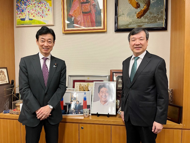 李逸洋・駐日代表は5月21日、西村康稔・衆議院議員を訪問し、台湾と日本の経済貿易、経済安全保障などの分野での協力について意見交換した。李逸洋・駐日代表（写真右）、西村康稔・衆議院議員（左）。
