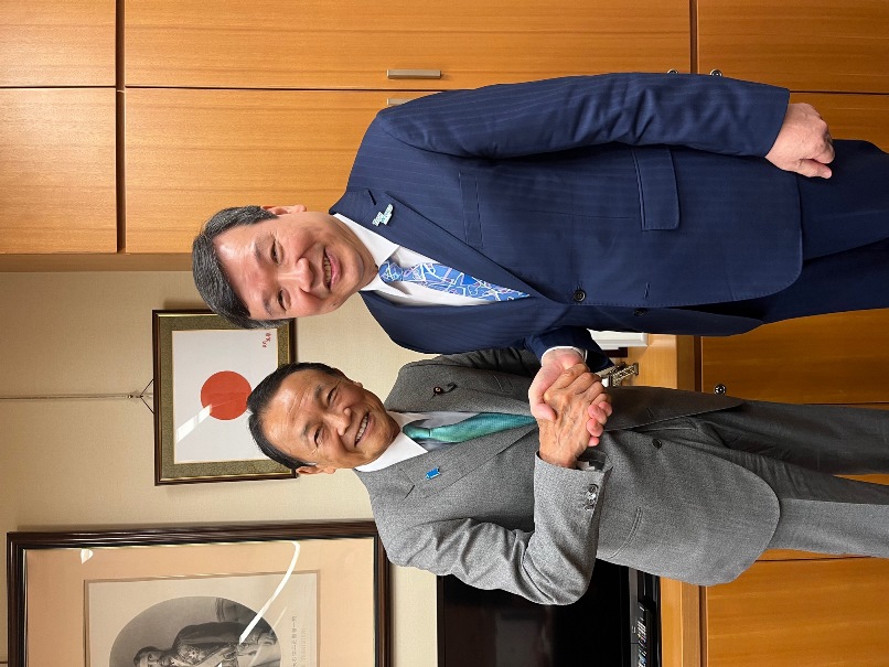 李逸洋・駐日代表は6月12日、麻生太郎・衆議院議員を訪問し、国際情勢、台日関係などについて意見交換した。李逸洋・駐日代表（写真右）、麻生太郎・元総理(写真左)。