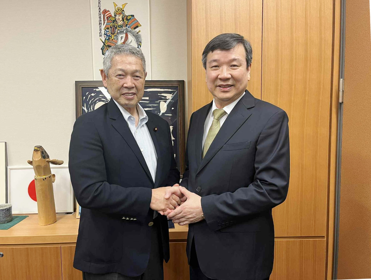 李逸洋・駐日代表は6月24日佐藤勉・衆議院議員を訪問し、台日関係、地域情勢など、幅広いテーマについて意見交換した。李逸洋・駐日代表（写真右）、佐藤勉・衆議院議員(左)