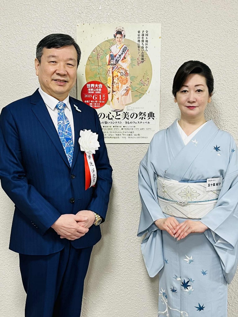 李逸洋・駐日代表は6月1日、「2025日本の心と美の祭典世界大会」に出席し、来賓挨拶を行い、出席された国会議員とも挨拶を交わした。李逸洋・駐日代表（写真左）
