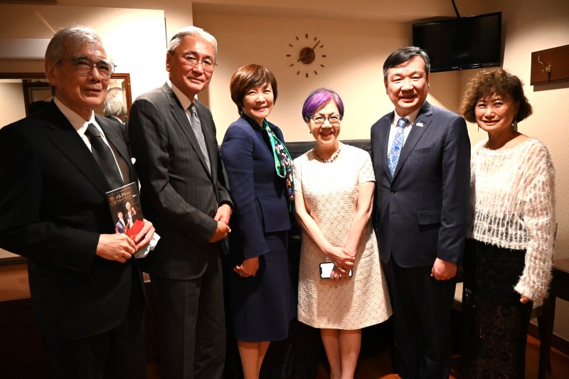 台湾の国立オーケストラ（NSO）「台湾フィルハーモニック」2025東京公演が6月2日に開催され、同公演を鑑賞した李逸洋・駐日代表は、李登輝・元総統を記念した「交響曲第5番」が日本で初演奏された意義は大きく、台日音楽交流を通して台湾の声を届け、双方の友情の絆が強化されることを期待した。
写真：李逸洋・駐日代表（右２）、古屋圭司・日華議員懇談会会長/衆議院議員（左２）、安倍晋三・元首相夫人の安倍昭恵さん（左３）、李登輝基金会の李安妮・董事長（理事長）（右３）