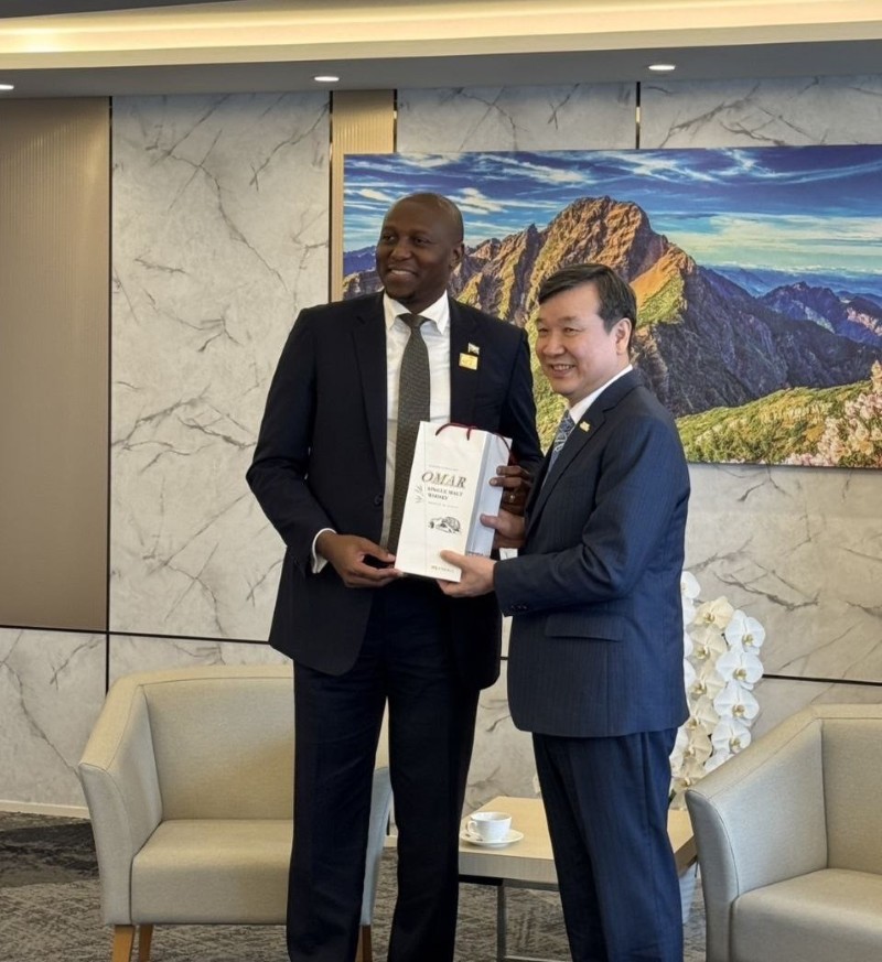 李逸洋・駐日代表は6月2日、エスワティニ王国のラッセル・ドラミニ（Russell Dlamini）首相とともに大阪・関西万博の「TECH WORLD館」を参観した。その後、李代表とドラミニ首相が会談し、両国関係について意見交換した。
写真：李逸洋・駐日代表（右）、エスワティニ王国のラッセル・ドラミニ首相（左）