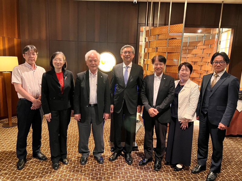 周学佑・駐日副代表は6月26日、国立研究開発法人日本医療研究開発機構（AMED）先進的研究開発戦略センター（SCARDA）の濵口道成・センター長および研究チームメンバーらと面会した。
周学佑・駐日副代表（写真中央）、鄒幼涵・駐日代表処顧問（左２）、濵口道成AMED SCARDAセンター長（左３）、並びに研究チームメンバーら。