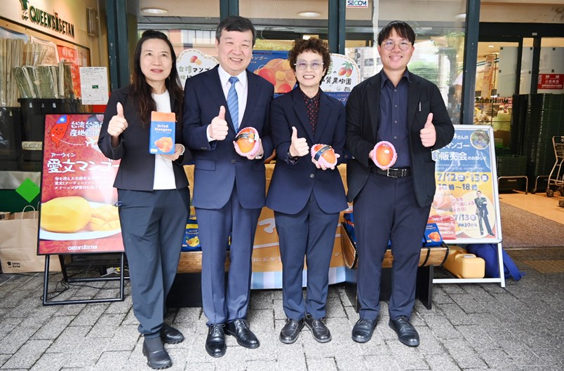 駐日代表処の李逸洋代表は7月13日、都内で行われた「台南産愛文マンゴー 販売促進イベント」に出席した。李逸洋・駐日代表（写真左2）、趙卿恵・台南市副市長（右2）。
