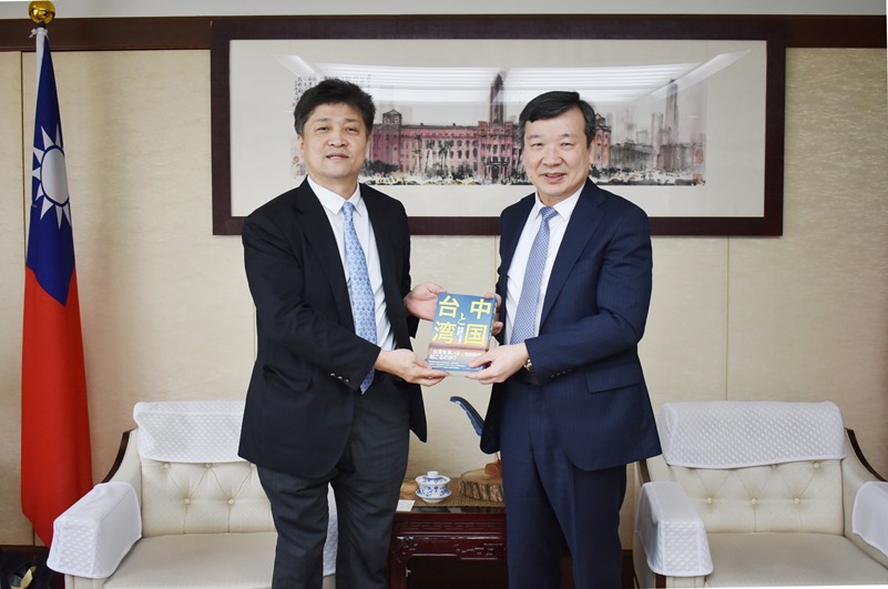 駐日代表処の李逸洋代表は7月15日、東京大学「両岸関係研究グループ」の松田康博教授の訪問を受けた。この中で双方は、両岸関係、台湾と日本の政治、経済、安全保障など多岐にわたり、その現状と今後について意見交換を行った。李逸洋・駐日代表（写真右）、松田康博・東京大学東洋文化研究所教授（左）。
