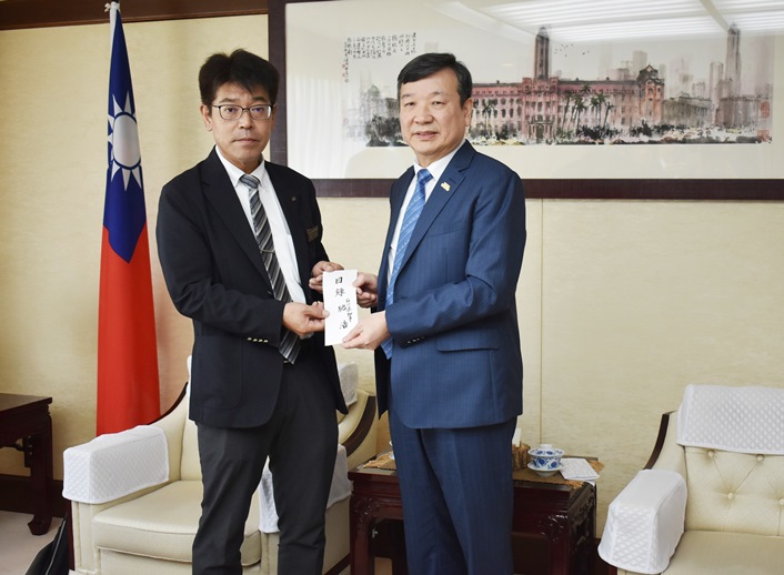 7月初旬に上陸した台風4号（ダナス）により大きな被害を受けた台湾に対し、7月29日、石川県の堀田誉・東京事務所長ら一行が都内にある台北駐日経済文化代表処を訪れ、石川県から台湾の被災者への見舞いの言葉と共に、義援金贈呈目録が李逸洋代表へ手交された。馳浩・石川県知事からの義援金贈呈目録を受け取る李逸洋・駐日代表（写真右）、堀田誉・石川県東京事務所長（左）。