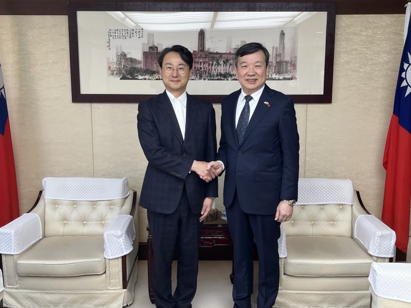 李逸洋．駐日代表は7月31日午後、日本台湾交流協会台北事務所前副代表である服部崇氏の表敬訪問を受けた。李．駐日代表は、服部氏が台北事務所副代表として在任中に経済・産業・科学技術・人的交流などの幅広い分野において多大な貢献を果たしたことに、深い謝意を表した。
写真：李逸洋・駐日代表（右）、日本台湾交流協会台北事務所前副代表の服部崇氏（左）