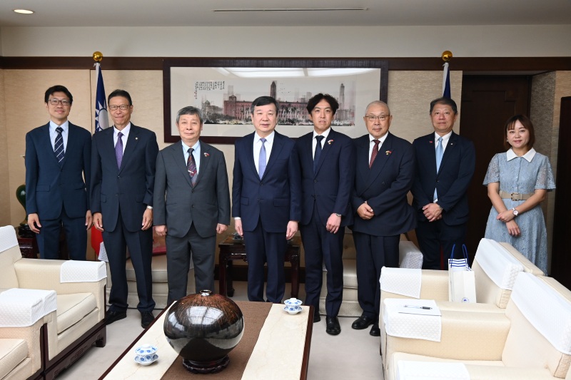 李逸洋・駐日代表は8月7日、許耀庚・横浜華僑総会会長一行と面会し、同会の長年にわたる台日友好交流への貢献に感謝の意を表した。
李逸洋・駐日代表（左４）、許耀庚・横浜華僑総会会長（左３）および横浜華僑総会の幹部ら