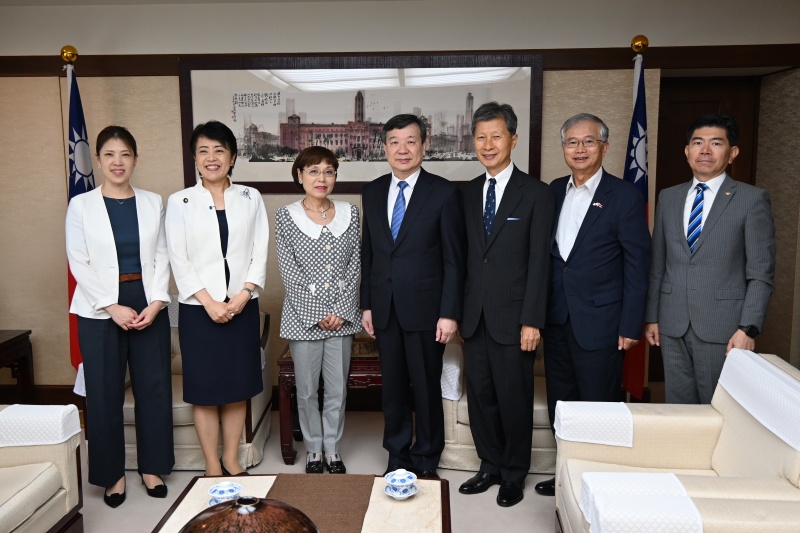 李逸洋・駐日代表は8月12日、有村治子・参議院議員および武居智久・「日本戦略研究フォーラム（JFSS）」顧問らと面会し、台日関係のさらなる強化について意見交換した。
写真：李逸洋・駐日代表（中央）、有村治子・参議院議員（左２）、武居智久・日本戦略研究フォーラム（JFSS）顧問（右３）、長野禮子・JFSS事務局長（左３）