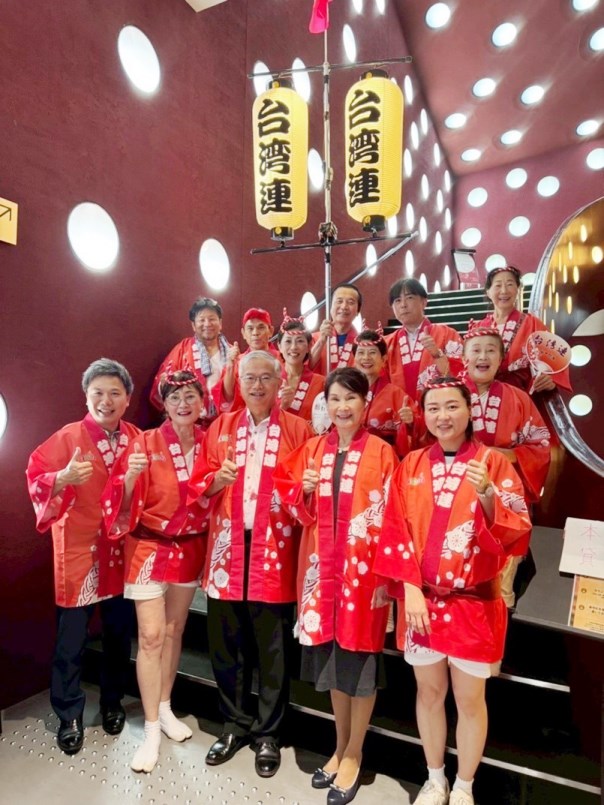 東京都杉並区で8月23日～24日、一年に一度の「東京高円寺阿波おどり」が開催され、2日間で100万人を超える見物客が訪れた。日本在住の僑胞界からも「東京高円寺阿波おどり 台湾連 日本総会」の尹世玲会長による呼びかけの下、「台湾連」を結成しこのイベントに参加した。台北駐日経済文化代表処の蔡明耀・副代表と夫人は杉並区長および各地の友好自治体の首長らと交流すると共に、日本在住の台湾僑胞により結成された阿波おどりのグループ「台湾連」のメンバー一人一人を労い、僑胞らが長きにわたり積極的に日本の地方文化のイベントに参加して台日交流を促進し、台湾の知名度を上げていることに感謝の意を表した。写真：蔡明耀・駐日副代表と夫人（前列中央と同右2）が会場を訪れ「台湾連」を激励。