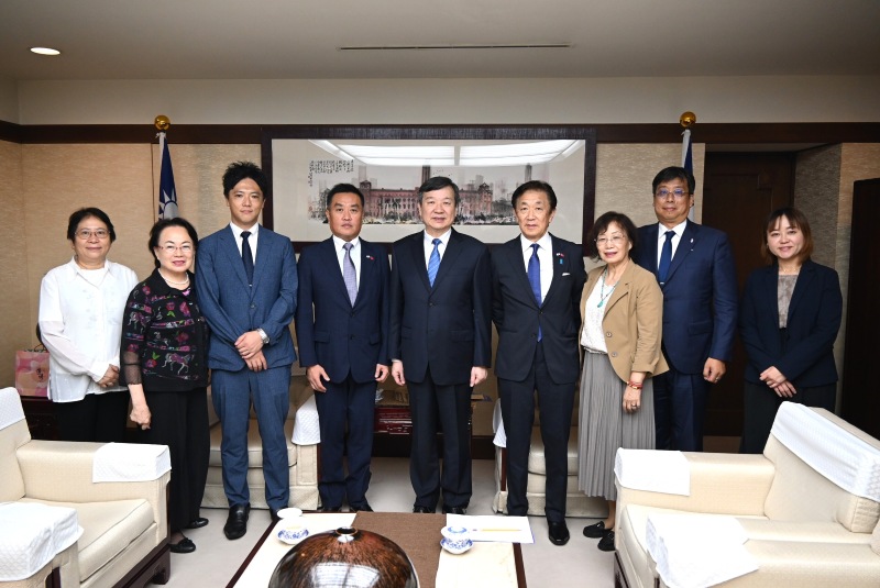 李逸洋・駐日代表は9月5日、「中華民国留日東京華僑総会」の彭勻孝会長をはじめとする第42期幹部らの訪問を受けた。
写真：李逸洋・駐日代表（中央）、彭勻孝・留日東京華僑総会会長（左４）