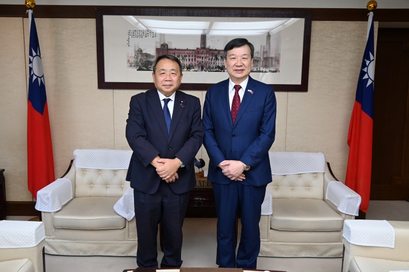 李逸洋・駐日代表は9月10日、石平・参議院議員と面会し、台日関係のさらなる強化について意見交換した。
照片：李逸洋・駐日代表（右）、石平・参議院議員（左）。