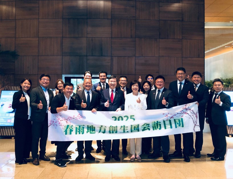 李逸洋 ・駐日代表が 9月10日昼食交流会を開催し、何欣純・立法委員、「春雨地方創生国会訪日団」と交流した。李代表は何立法委員、「春雨文教基金会」理事長施志昌・台中市議員等地方議員5名、民間有志団体らの長年にわたる台日地方創生交流への取り組みに対して、感謝の意を表した。李逸洋 ・駐日代表が何欣純・立法委員、「春雨地方創生国会訪日団」による集合写真