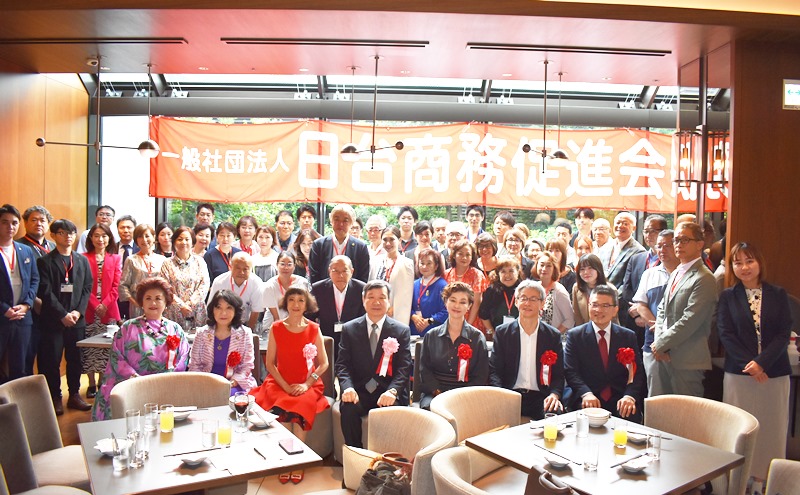 台北駐日経済文化処の李逸洋代表は9月11日、「一般社団法人　日台商務促進会」（日台商務促進会）が都内で開催したビジネスランチ会に出席した。李・駐日代表はあいさつの中で、「日台商務促進会」が設立以来、長年にわたり台日間の経済および文化交流を推進してきたことに敬意と感謝の意を表した。写真 出席者全員で：李逸洋・駐日代表（前列左４）、今角友美・日台商務促進会会長（同3）、片山さつき・参議院議員（同2）、石井苗子・参議院議員（同5）
