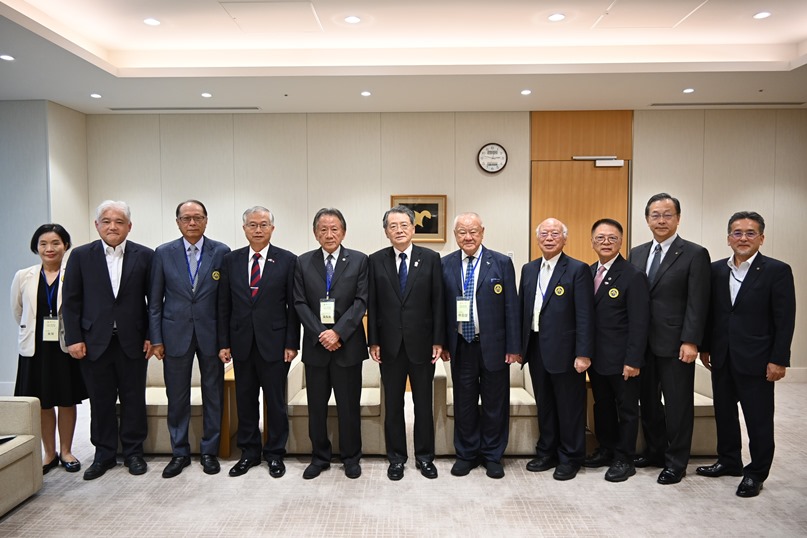 蔡明耀・駐日副代表は９月１１日、台湾の「三三企業交流会 」および「台日商務交流協進会」と日本商工会議所との業務協力覚書の調印に立ち会った。蔡明耀・駐日副代表(左4)、林伯豊・三三企業交流会理事長(右5)、黄振進・台日商務交流協進会理事長(左5)、小林健・日本商工會議所会頭（中央）。
