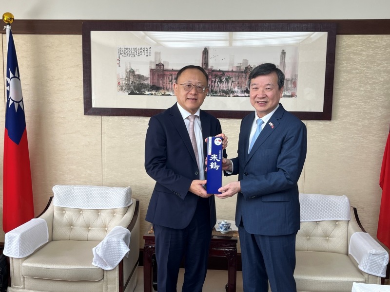 李逸洋・駐日代表は9月16日、台湾高速鉄道（高鉄）の史哲・董事長（会長）と面会した。台湾高鉄の新型車両調達計画、運営計画、各駅の運営状況、及び高鉄の路線が台湾各地の発展にもたらす効果などについて意見交換を行い、台湾高鉄と日本側との協力を今後どのように強化していくかについても話し合った。
写真：李逸洋・駐日代表（右）、史哲・台湾高鉄・董事長（会長）（左）
