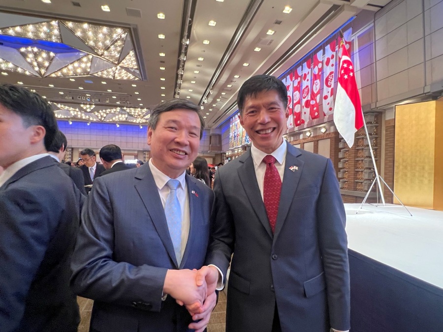 李逸洋・駐日代表は9月16日、第60回シンガポール建国記念レセプションに出席し、オン・エンチュアン駐日シンガポール大使と挨拶を交わした。
写真：李逸洋・駐日代表（左）、オン・エンチュアン駐日シンガポール大使（右）

