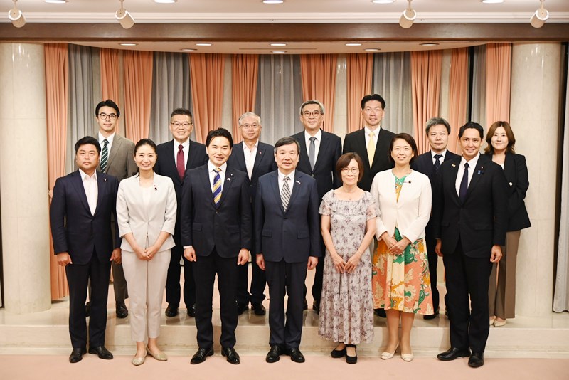 李逸洋·駐日代表は9月17日、国民民主党青年局の浅野哲．局長/衆議院議員ら一行と台湾海峡の平和と安定、台日間の経済．貿易に関する協力などについて意見交換を行った。李逸洋·駐日代表（写真前列中央）、国民民主党青年局の浅野哲．局長/衆議院議員（前列左3）。