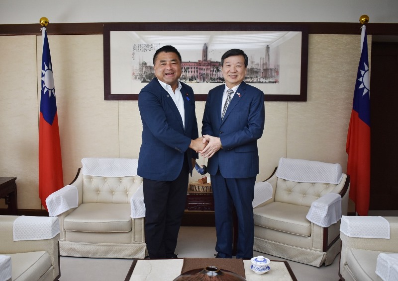 台北駐日経済文化代表処の李逸洋代表は9月17日、立憲民主党の太栄志・衆議院議員の訪問を受けた。太・議員は党所属の若手女性国会議員3名と共に、9月8日と9日に台湾を訪問した。李・駐日代表は、今回の訪問では林佳龍・外交部長をはじめ、若手の立法委員（国会議員）らと交流し、女性議員の活躍などについても理解を深めたと聞いていると述べ、引き続き、台湾への支持および台湾との各分野でのさらなる交流の深化に期待を寄せた。写真：李逸洋・駐日代表（写真右）、立憲民主党の太栄志・衆議院議員（左）