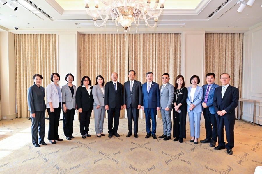 駐日代表処の李逸洋代表は9月26日、「日本台湾交流協会」の隅修三会長が、韓国瑜・立法院長および超党派の立法委員（国会議員）らで構成された訪日団のために主催した歓迎会に出席した。写真：李逸洋・駐日代表（右6）、韓国瑜・立法院長（左6）、隅修三・日本台湾交流協会会長（中央）、超党派の立法委員一行
